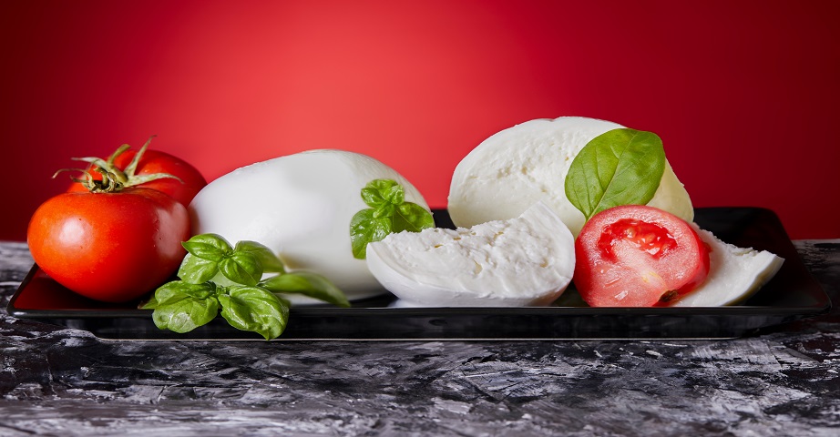 Mozzarella to włoski ser, tradycyjnie wytwarzany z mleka bawolego, który świetnie sprawdza się jako dodatek do różnego rodzaju dań. 