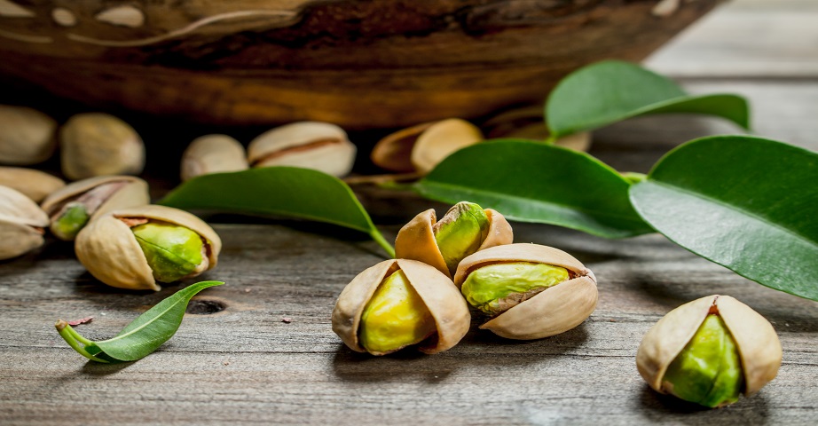 Pistacje to orzechy, które stanowią źródło makro i mikroskładników. Działają hipotensyjnie i obniżają poziom cholesterolu w surowicy krwi, a dodatkowo zmniejszają stężenie glukozy.