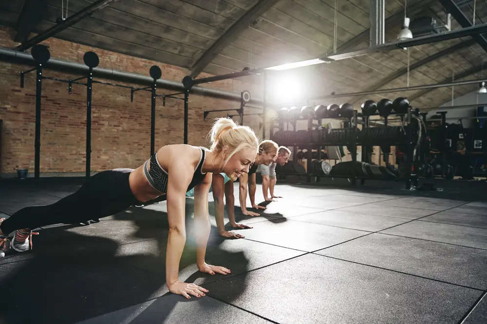 Burpees - co to za  ćwiczenie? Technika, warianty, plan treningowy
