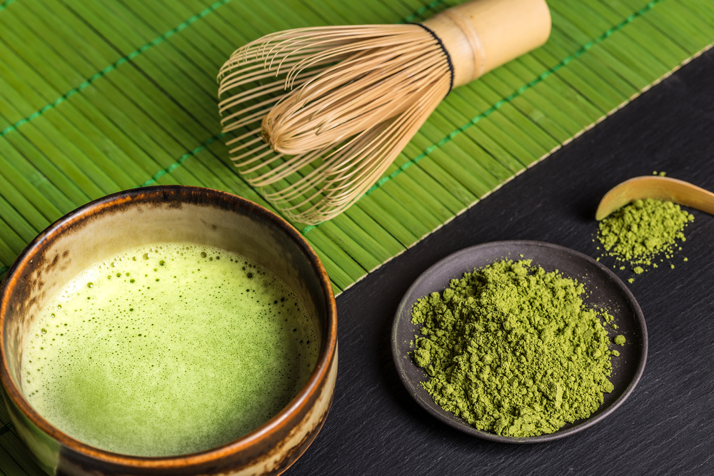 Matcha - co to? Właściwości, smak i sposób parzenia japońskiej zielonej herbaty