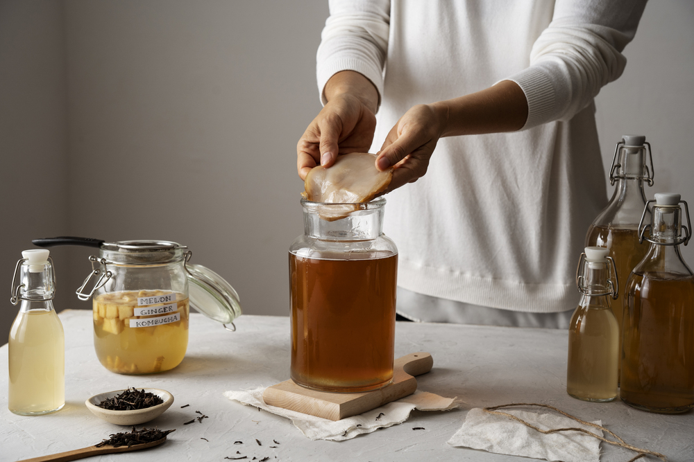 Czym jest kombucha (kombucza)? Właściwości, korzyści i przeciwwskazania w pigułce!