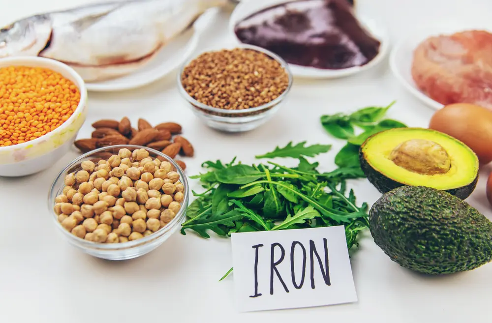 Kiedy najlepiej przyjmować żelazo – rano czy wieczorem?